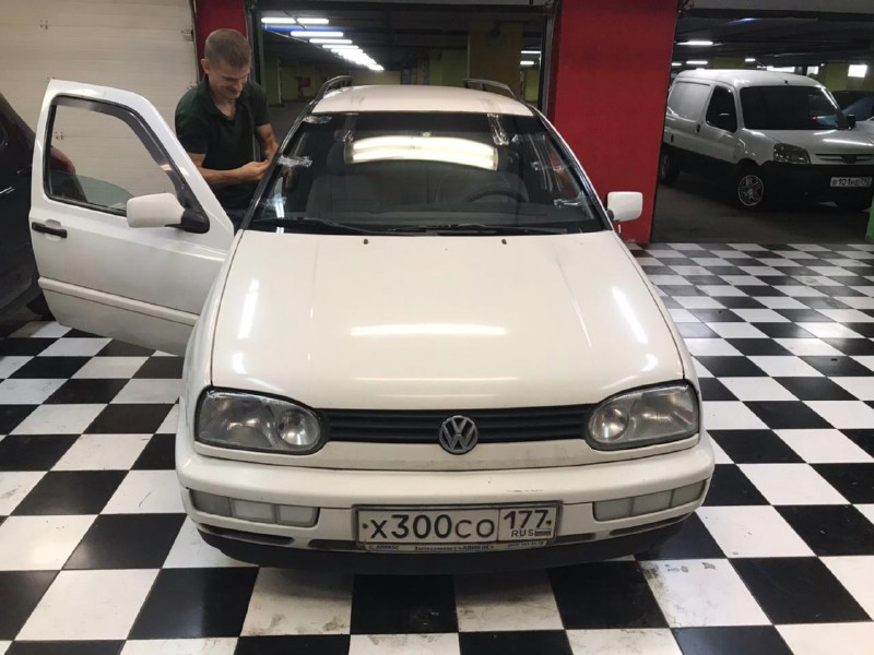 Замена лобового стекла Volkswagen Golf 4