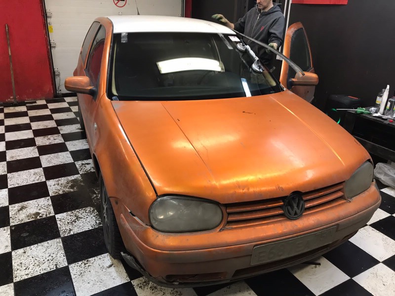 Замена лобового стекла Volkswagen Golf 4