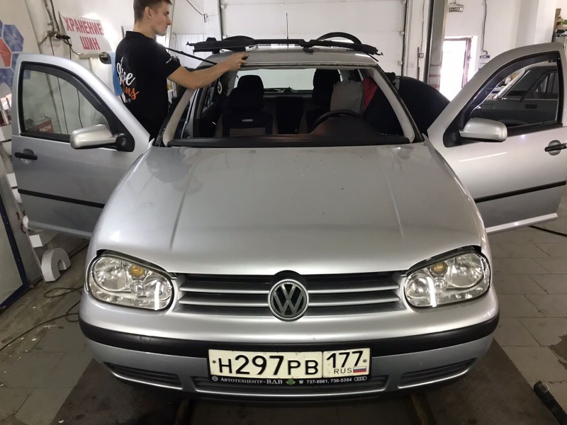 Замена лобового стекла Volkswagen Golf 4