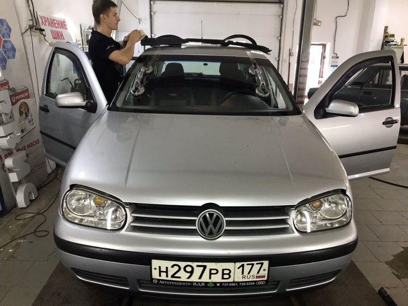 Замена лобового стекла Volkswagen Golf 4