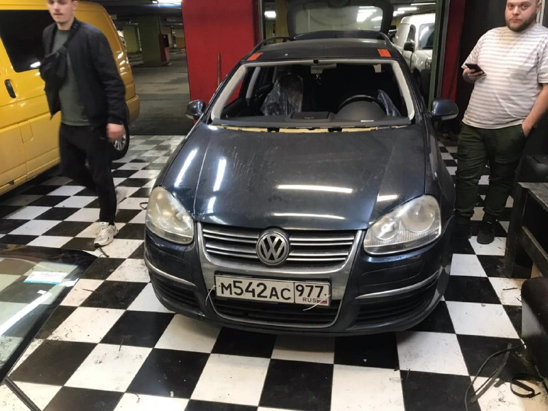 Замена лобового стекла Volkswagen Jetta