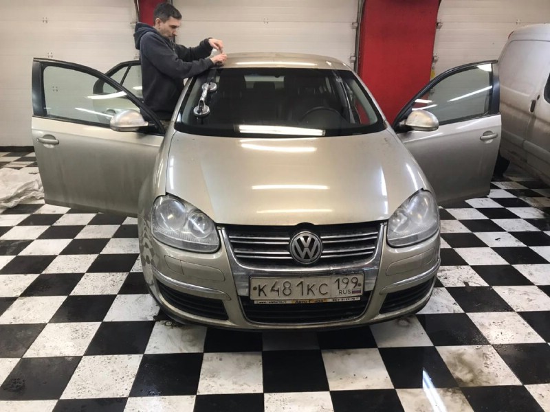Замена лобового стекла Volkswagen Jetta