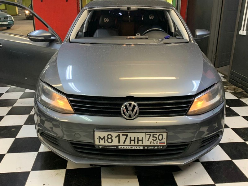 Замена лобового стекла Volkswagen Jetta
