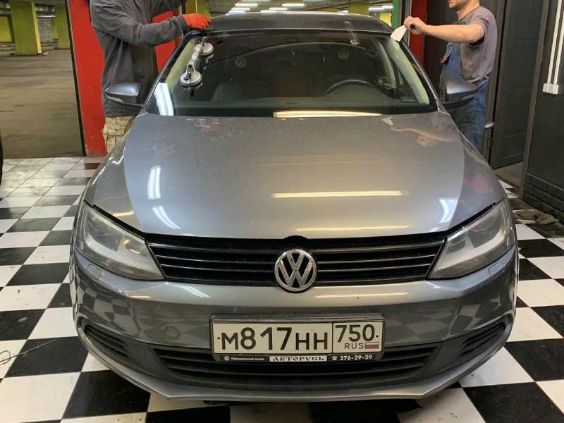 Замена лобового стекла Volkswagen Jetta