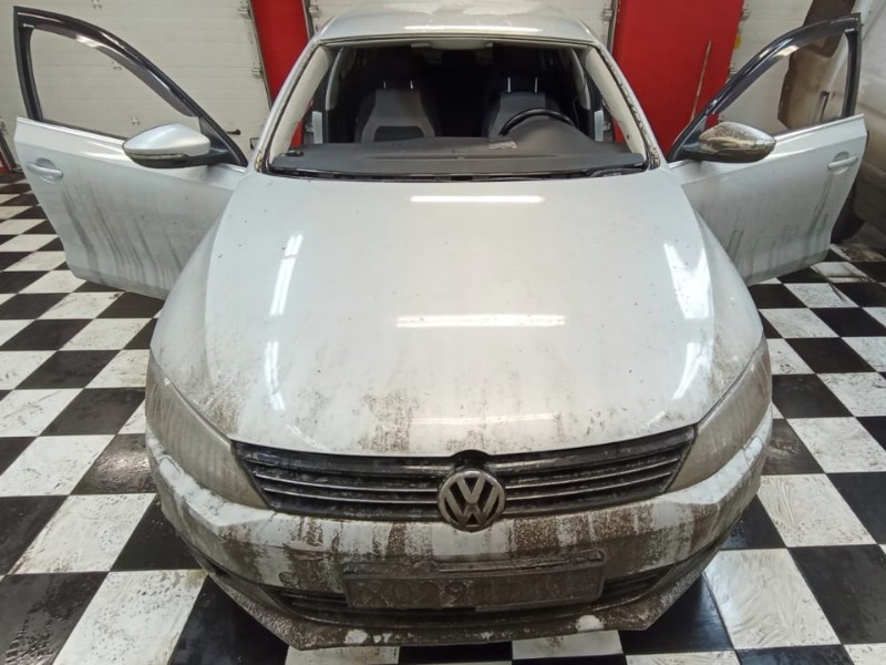 Замена лобового стекла Volkswagen Jetta