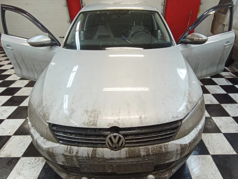 Замена лобового стекла Volkswagen Jetta