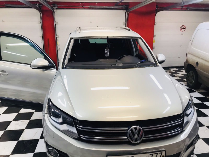 Замена лобового стекла Volkswagen Tiguan