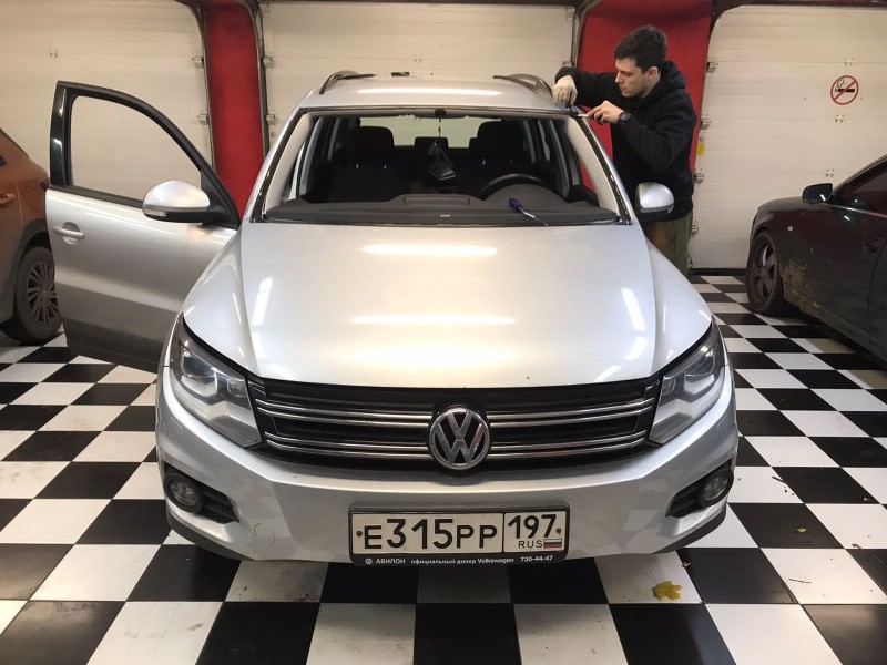 Замена лобового стекла Volkswagen Tiguan