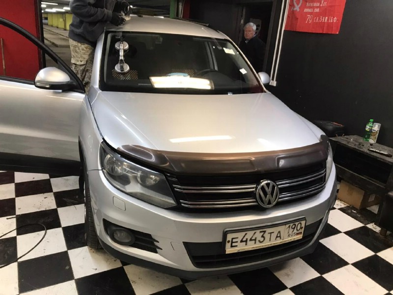 Замена лобового стекла Volkswagen Tiguan