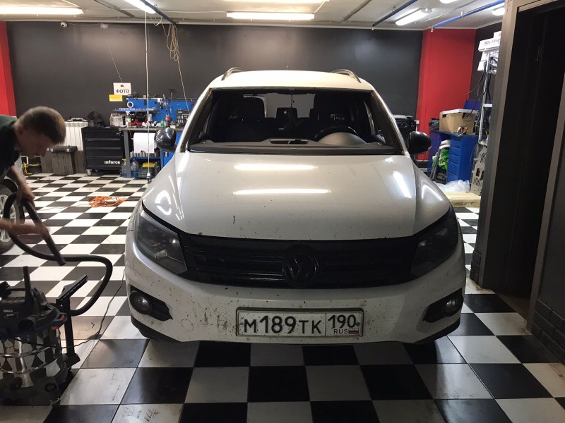 Замена лобового стекла Volkswagen Tiguan