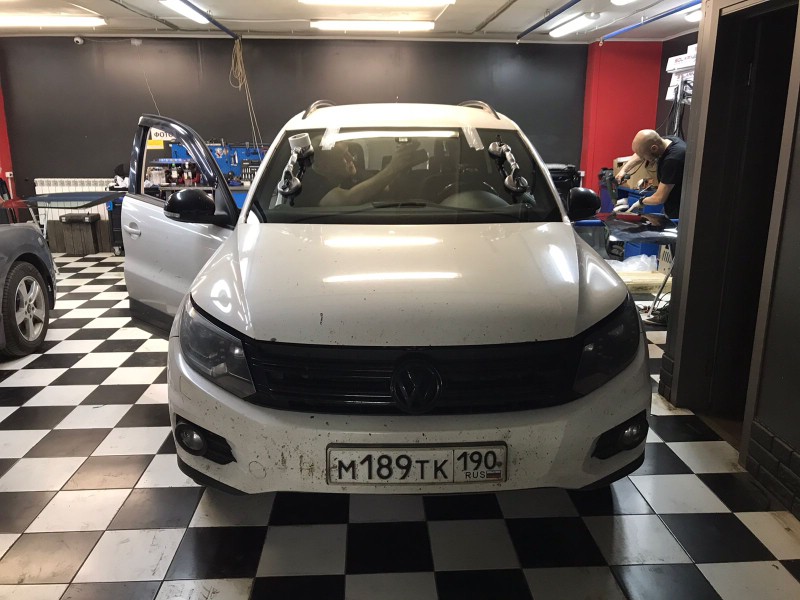 Замена лобового стекла Volkswagen Tiguan