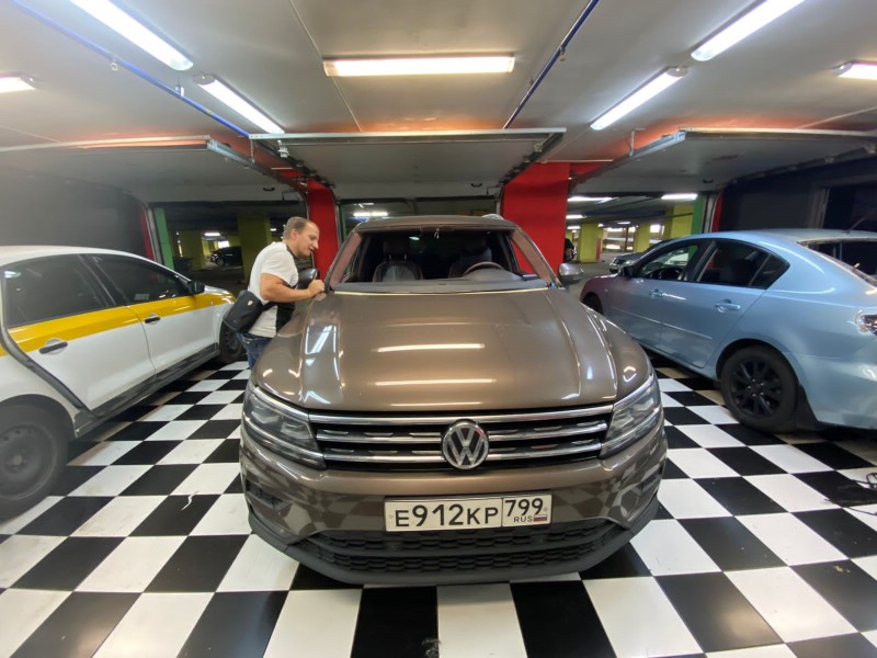 Замена лобового стекла Volkswagen Tiguan