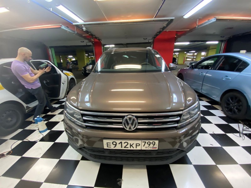 Замена лобового стекла Volkswagen Tiguan
