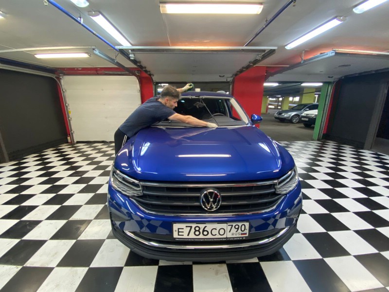 Замена лобового стекла Volkswagen Tiguan