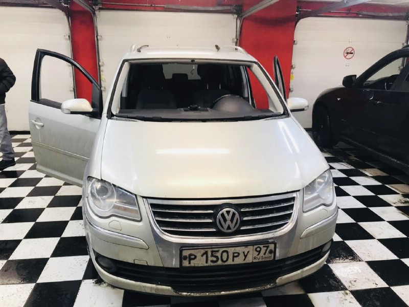 Замена лобового стекла Volkswagen Touran II
