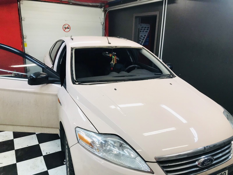 Замена лобового ветрового стекла Ford Mondeo