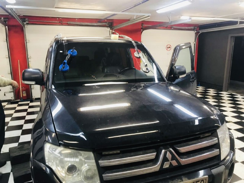 Замена лобового стекла Miitsubishi Pajero V8