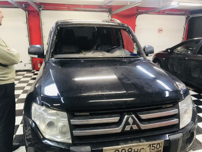 Замена лобового стекла Miitsubishi Pajero V8