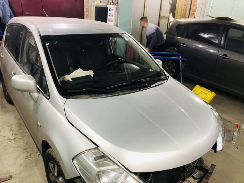 Замена лобового ветрового стекла Nissan Tiida