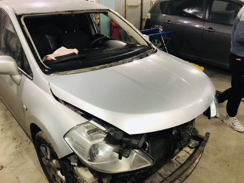 Замена лобового ветрового стекла Nissan Tiida