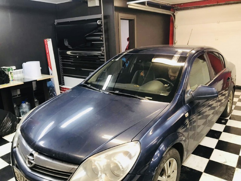 Замена лобового ветрового стекла Opel Astra H 4D