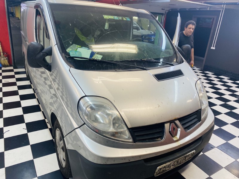 Замена лобового ветрового стекла Renault Trafic