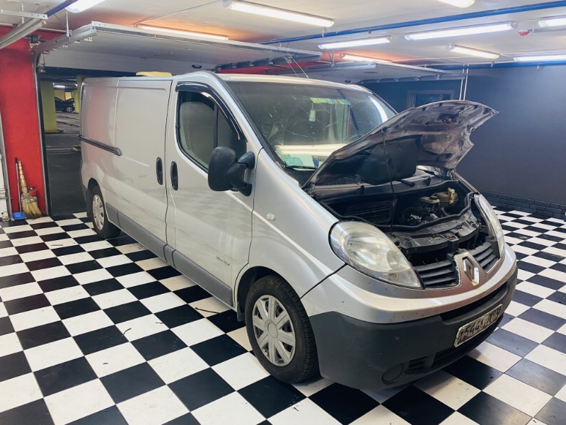 Замена лобового ветрового стекла Renault Trafic