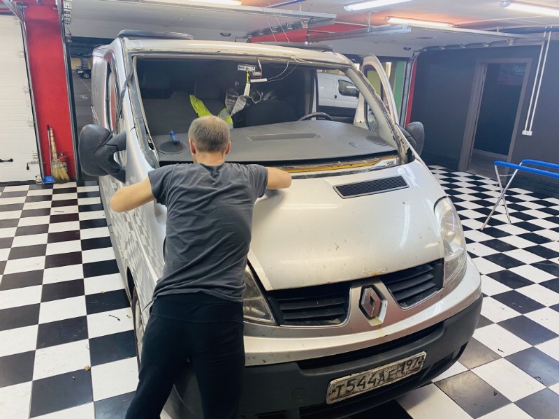 Замена лобового ветрового стекла Renault Trafic