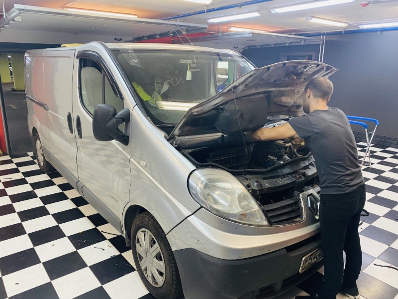 Замена лобового ветрового стекла Renault Trafic