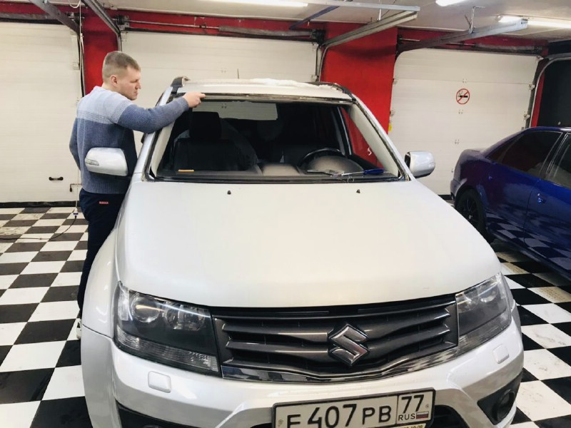 Замена лобового стекла Suzuki Escudo