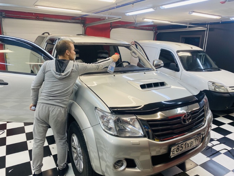 Замена лобового ветрового стекла Toyota Hilux