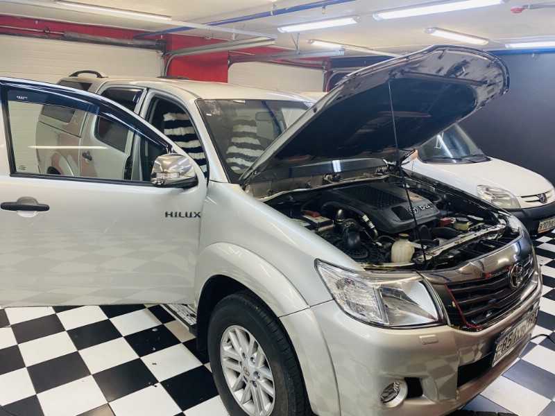 Замена лобового ветрового стекла Toyota Hilux