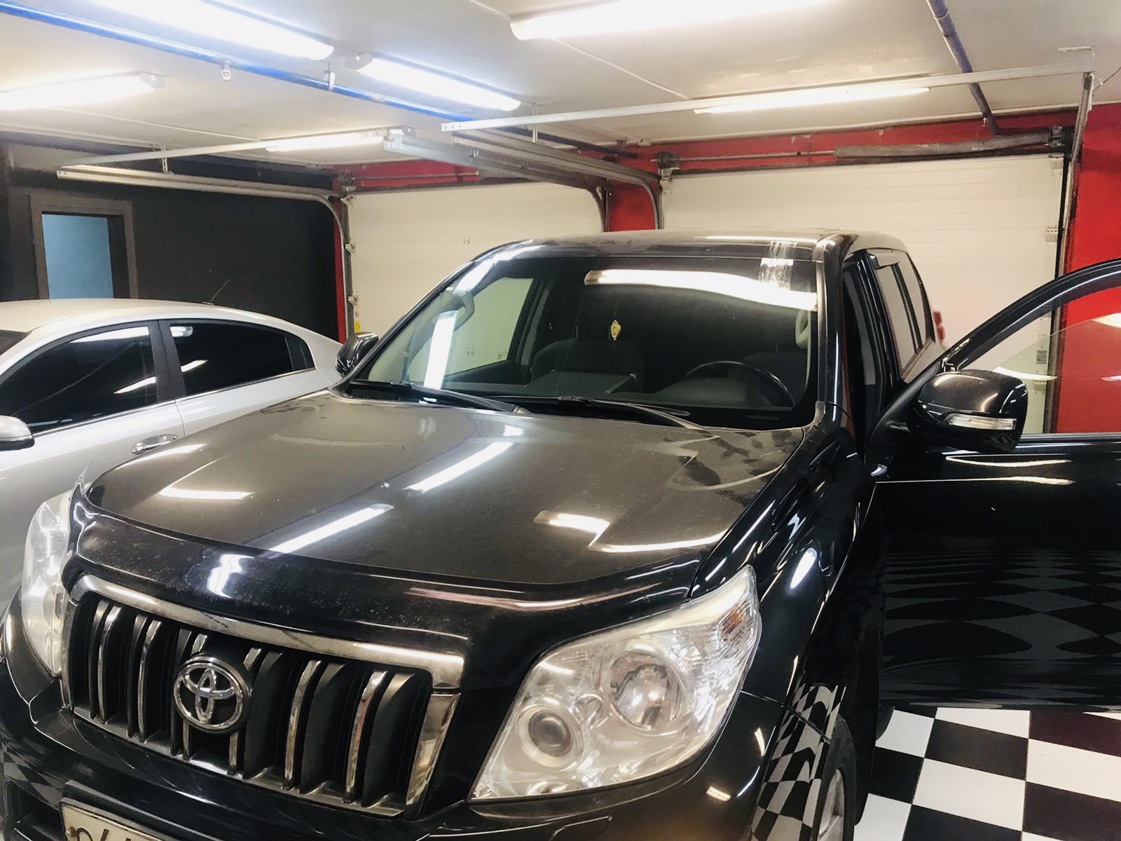 Замена лобового ветрового стекла Toyota Land Cruiser Prado