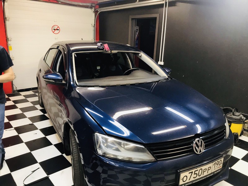 Замена лобового ветрового стекла Volkswagen Jetta