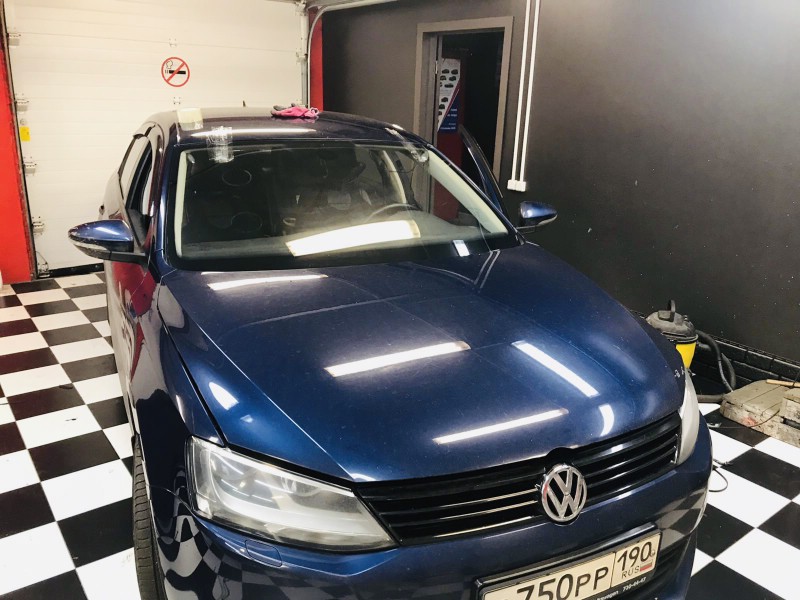 Замена лобового ветрового стекла Volkswagen Jetta