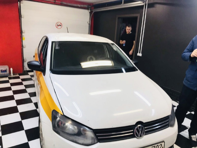 Замена лобового ветрового стекла Volkswagen Polo V 4D
