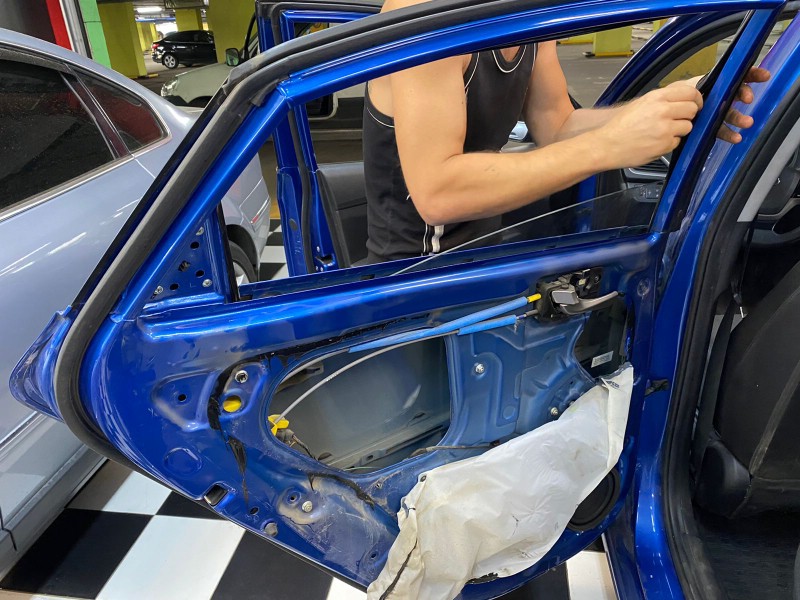 Замена заднего стекла Hyundai Solaris