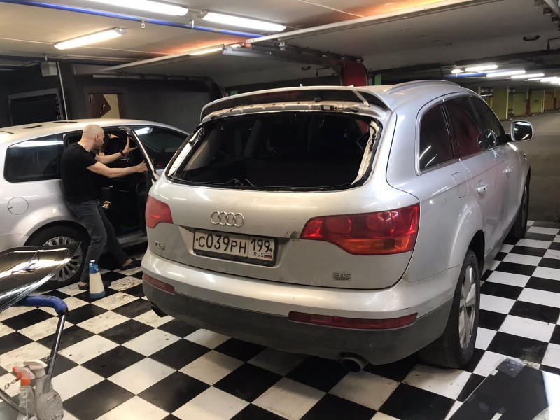Замена заднего стекла Audi Q7