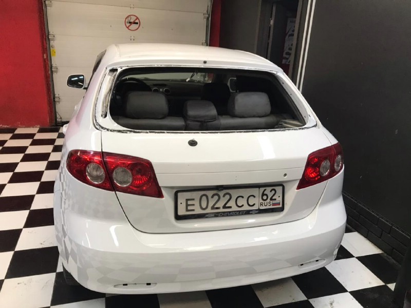 Замена заднего стекла Chevrolet Lacchetti
