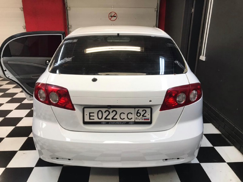 Замена заднего стекла Chevrolet Lacchetti