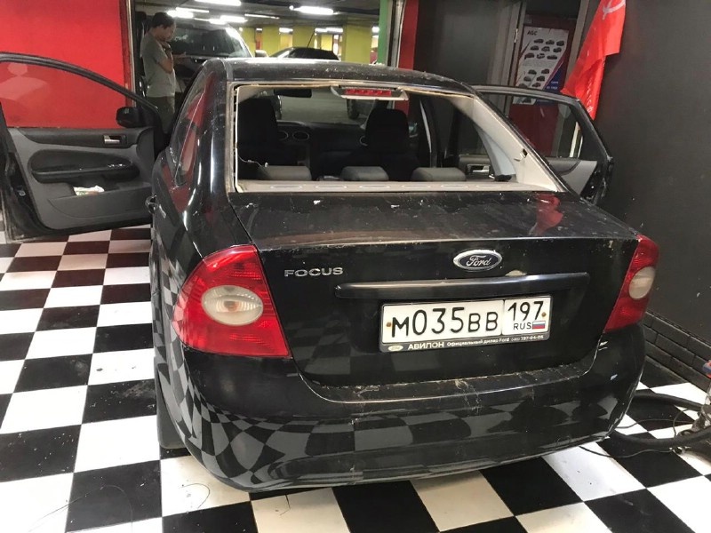 Замена заднего стекла Ford Focus