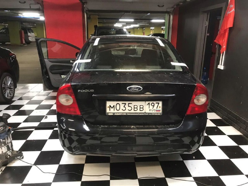 Замена заднего стекла Ford Focus