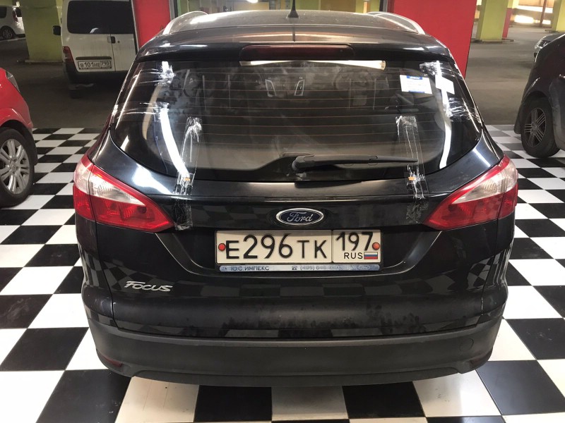 Замена заднего стекла Ford Focus 3