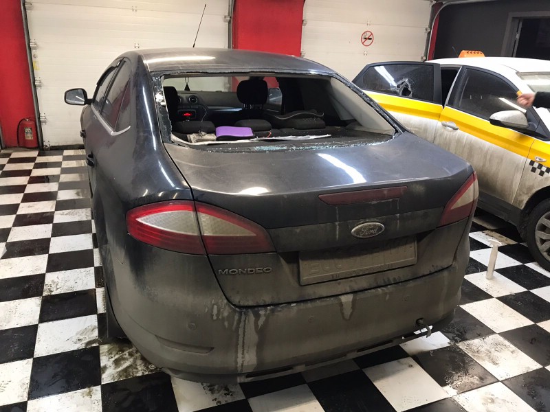 Замена заднего стекла Ford Mondeo