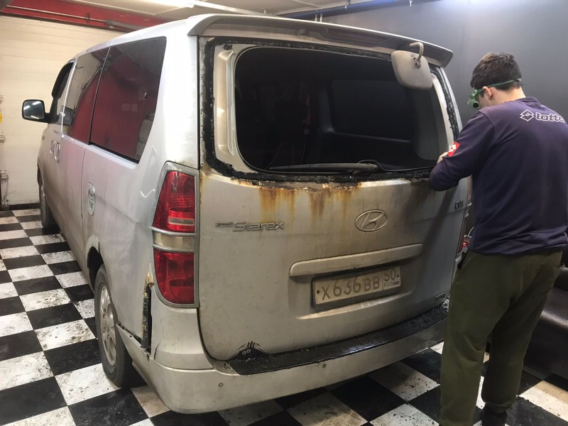 Замена заднего стекла Hyundai Starex