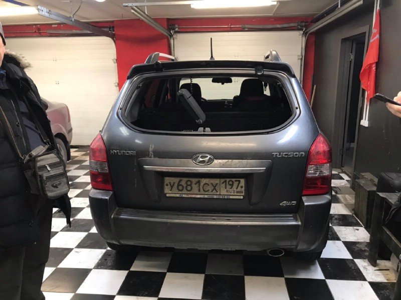 Замена заднего стекла Hyundai Tucson