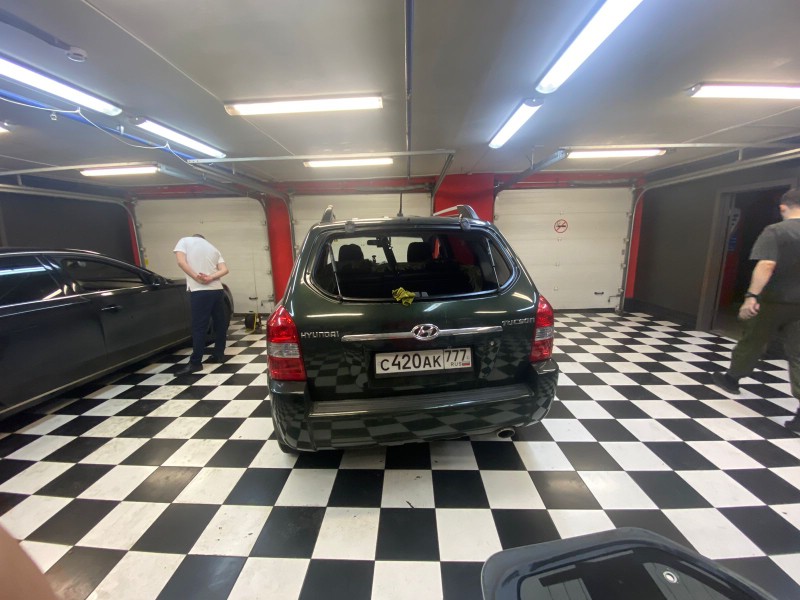 Замена заднего стекла Hyundai Tucson