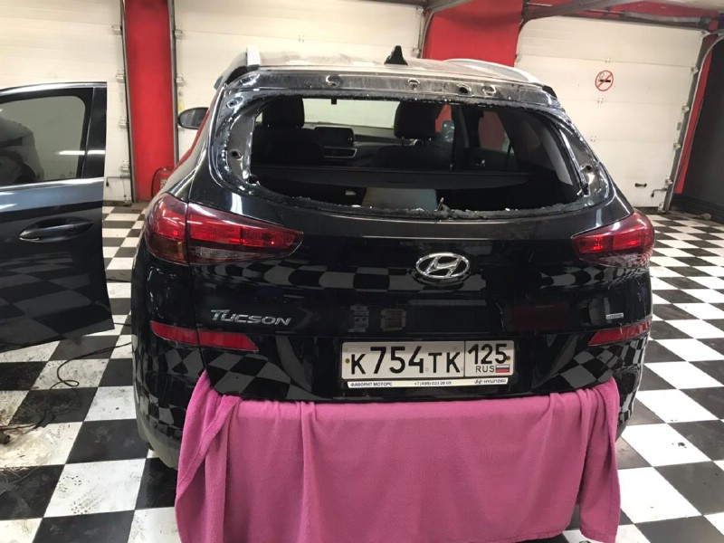 Замена заднего стекла Hyundai Tucson