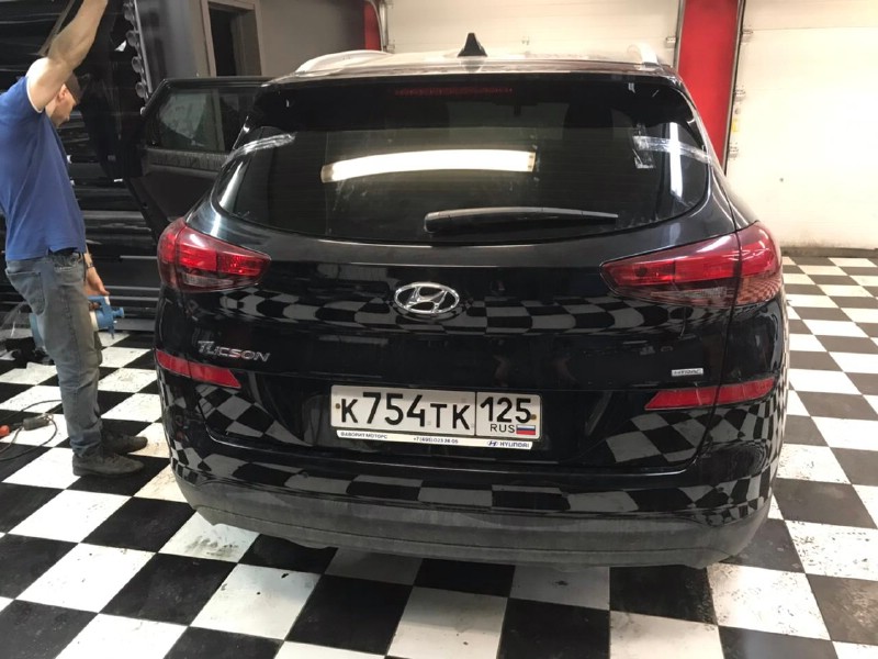 Замена заднего стекла Hyundai Tucson