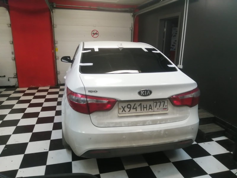 Замена заднего стекла Kia Rio